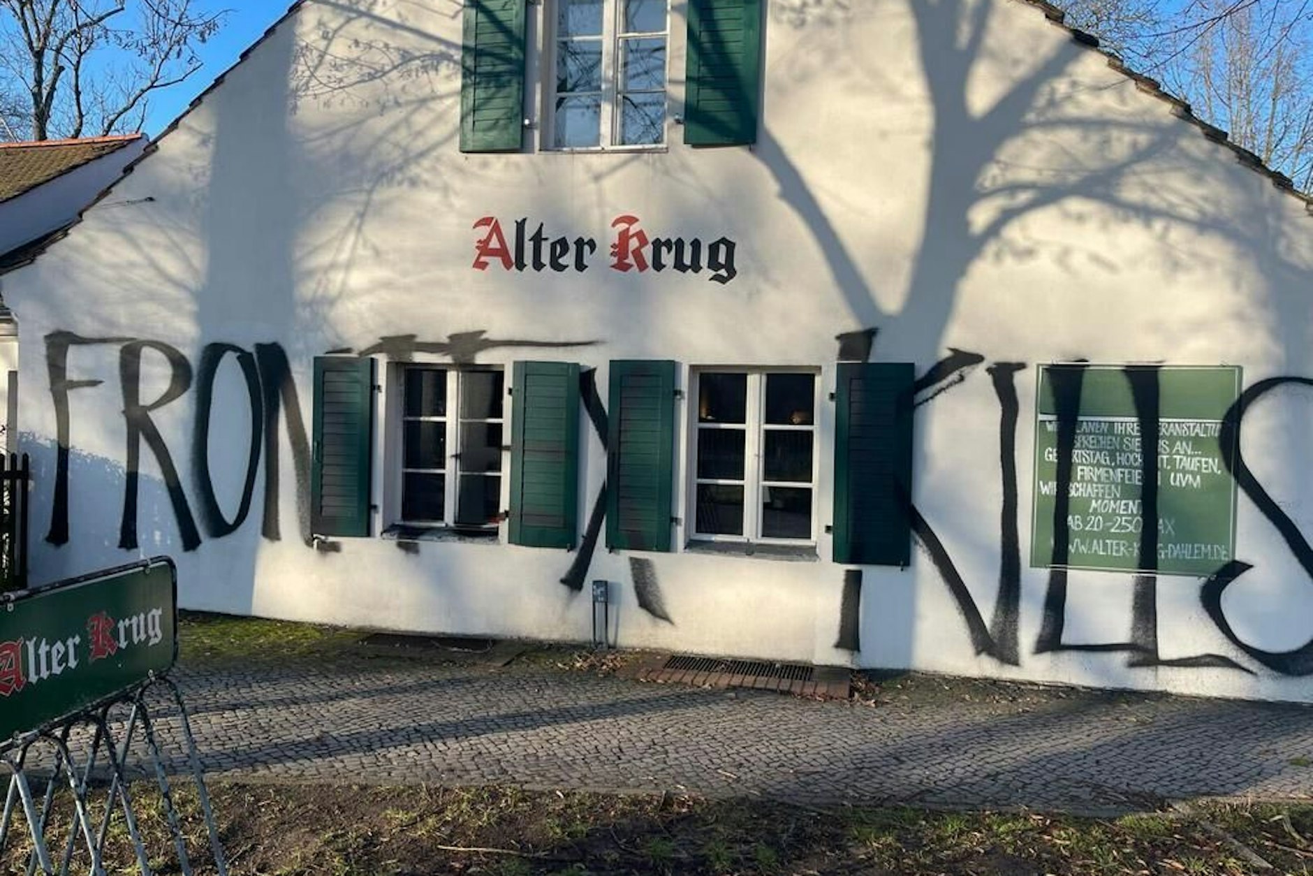 Der Biergarten „Alter Krug“ wurde mit Schriftzügen beschmiert.