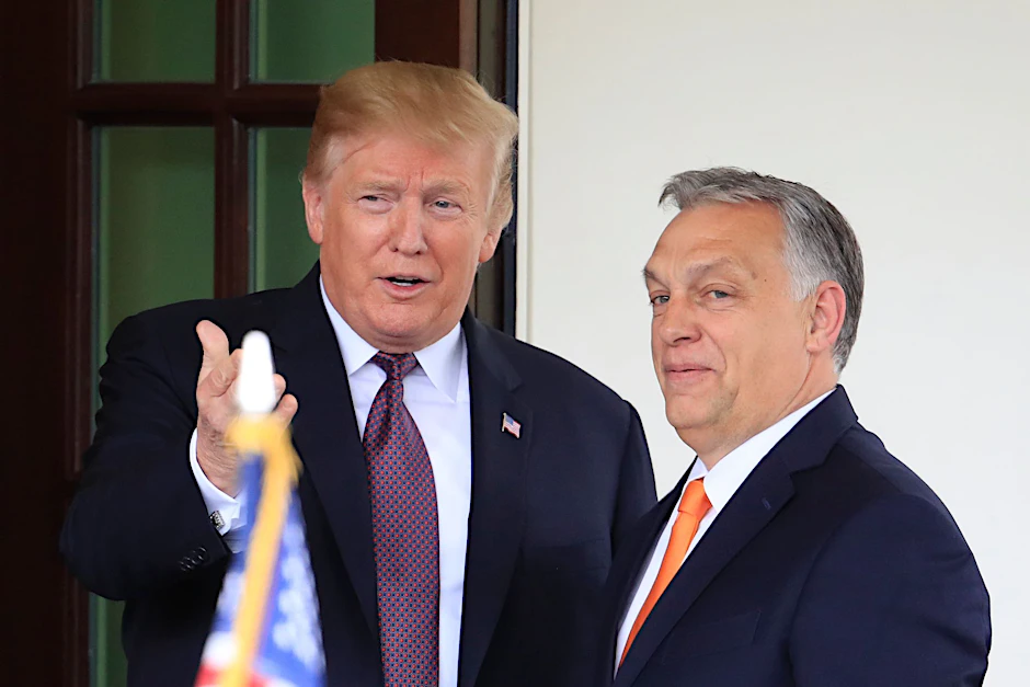 Donald Trump (l) begrüßt Viktor Orbán, Ministerpräsident von Ungarn, am Weißen Haus (Archiv)