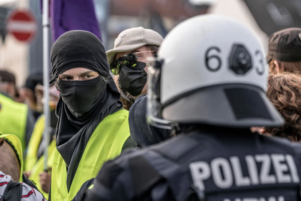 CDU-Treffen in Berlin: Vermummte Demonstranten versuchen, Lokal zu stürmen