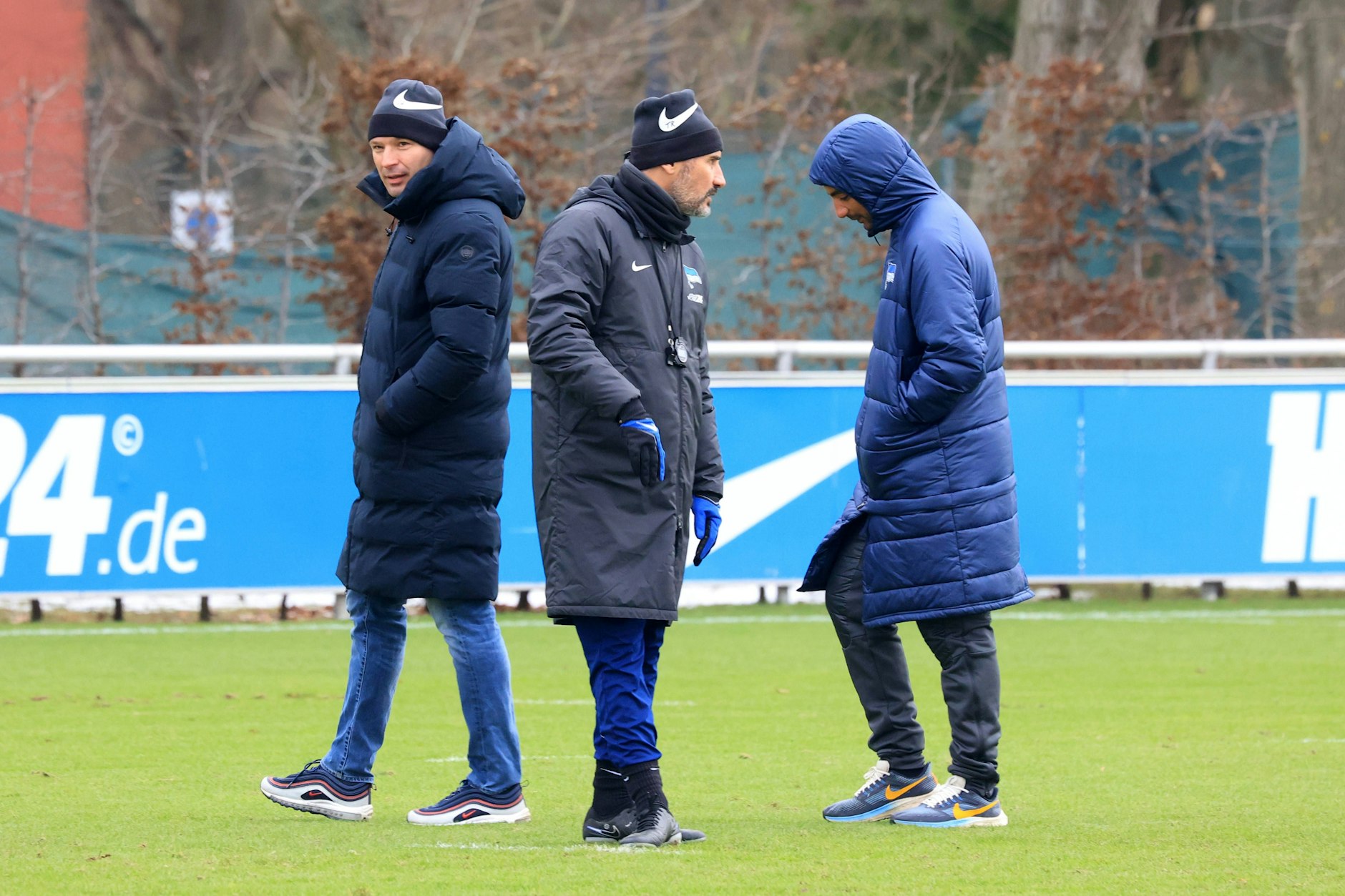 Sportdirektor Benjamin Weber (l.) kehrt Cristian Fiel (M.) bei Hertha BSC noch nicht den Rücken zu. Doch der Cheftrainer muss jetzt liefern.