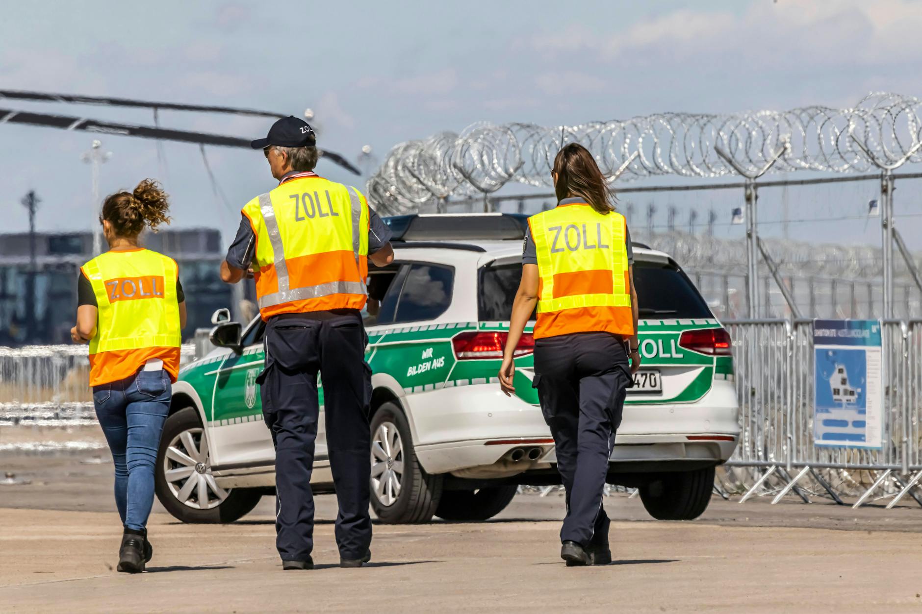 Symbolfoto: Rentnerin mit illegalem Feuerwerk im Gepäck am BER erwischt.