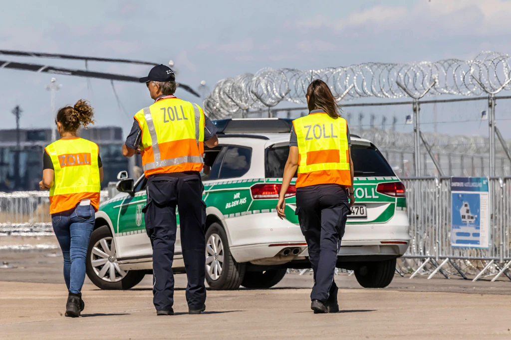 Am Flughafen BER: Zoll schnappt Rentnerin mit explosivem Gepäck