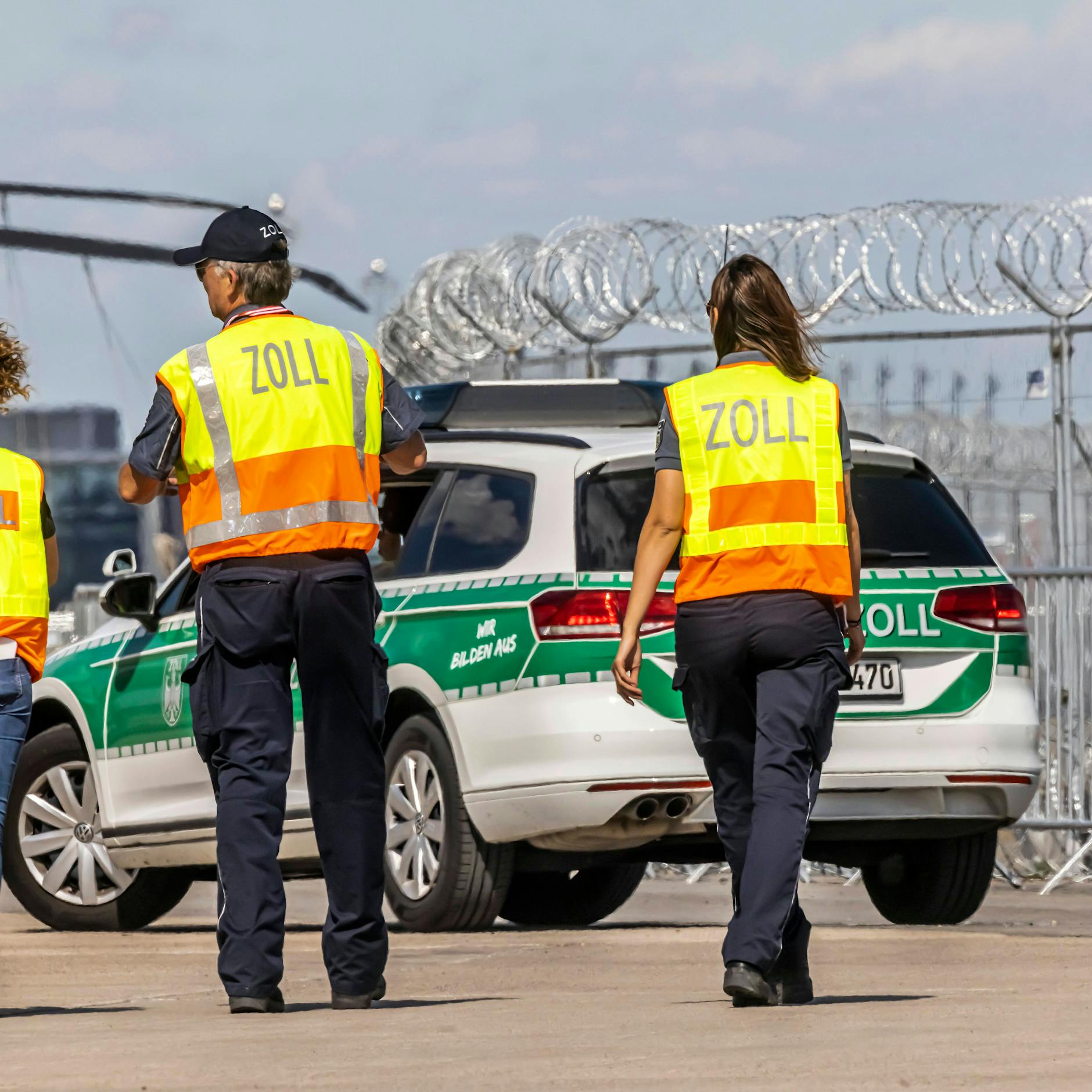 Am Flughafen BER: Zoll schnappt Rentnerin mit explosivem Gepäck
