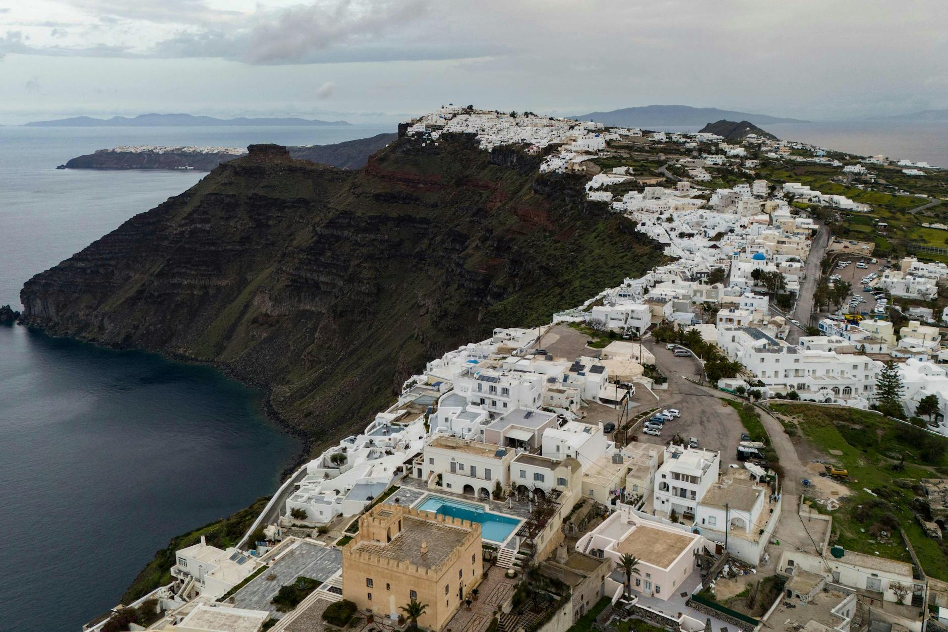 Das Örtchen Fira auf Santorini. Die Einwohner sind beunruhigt. Viele verlassen gerade die Insel.