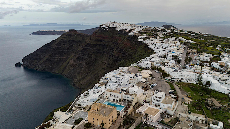 Das Örtchen Fira auf Santorini. Die Einwohner sind beunruhigt. Viele verlassen gerade die Insel.