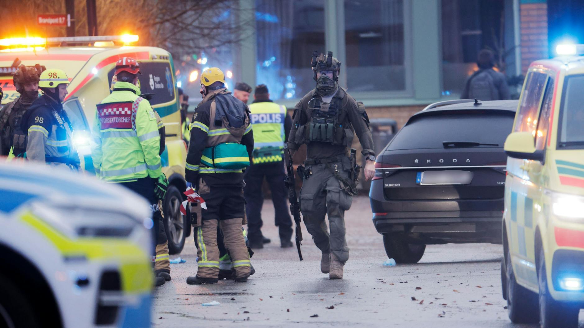 Schwer bewaffnete Einsatzkräfte am Tatort.
