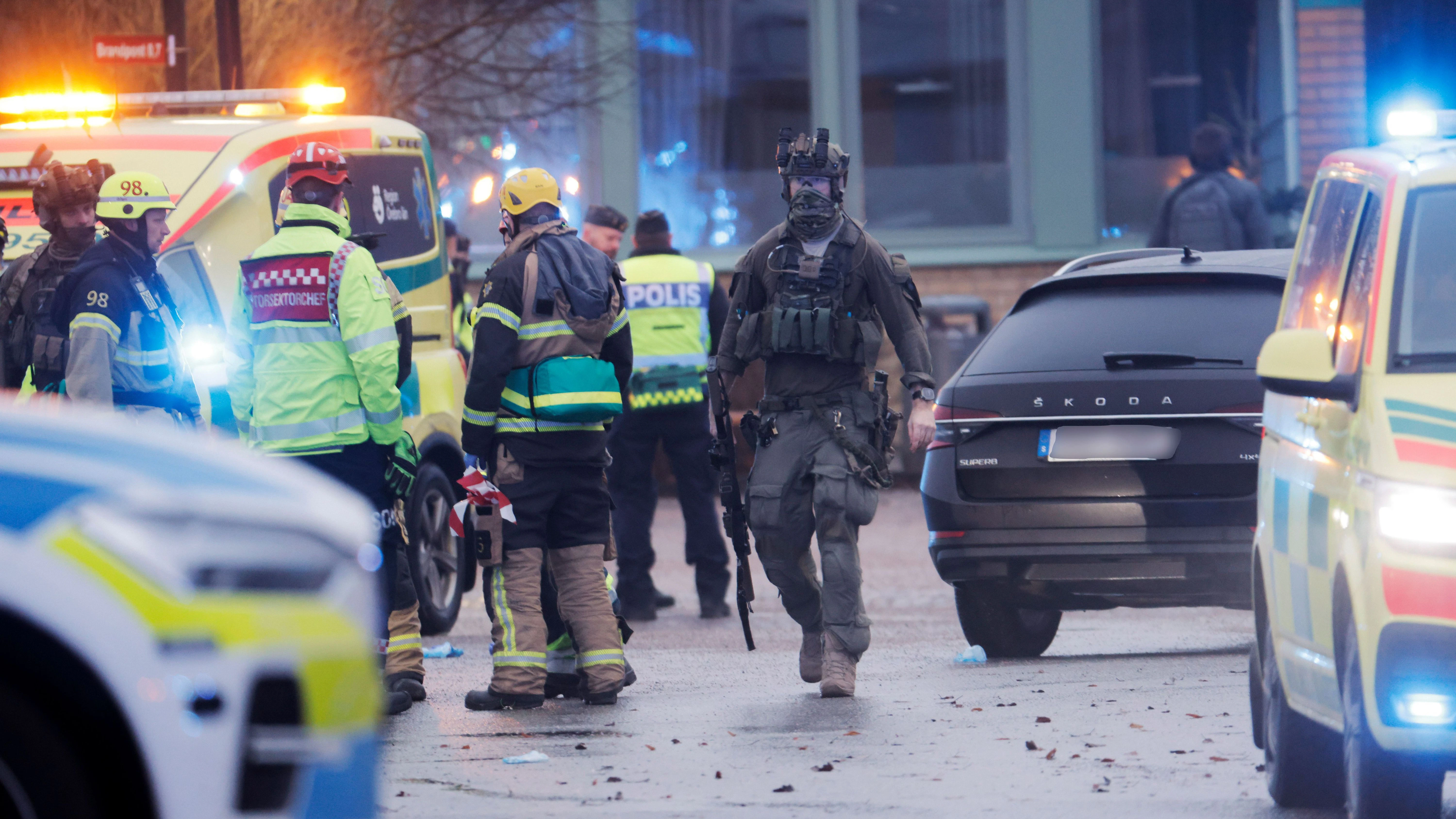 Schwer bewaffnete Einsatzkräfte am Tatort.