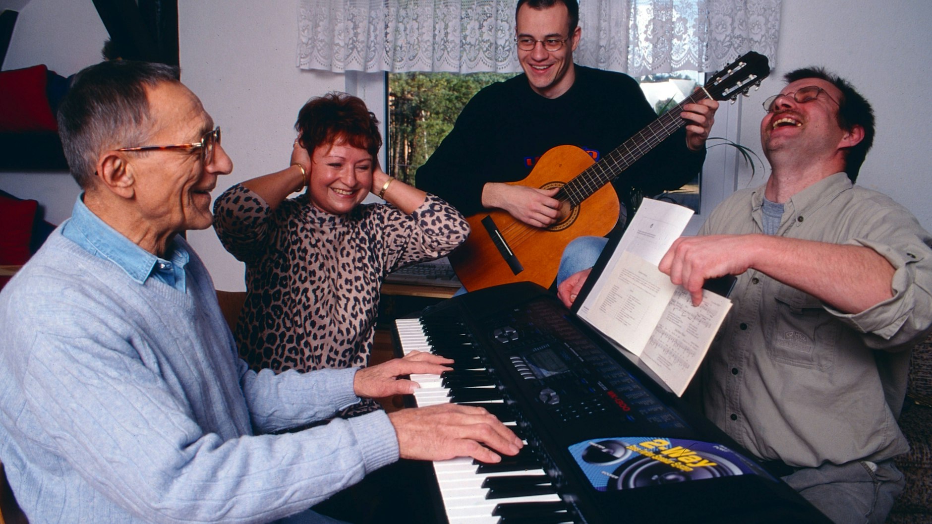 Heidi Weigelt mit ihrem Mann Werner (am Klavier) und ihren Söhnen beim Musizieren.