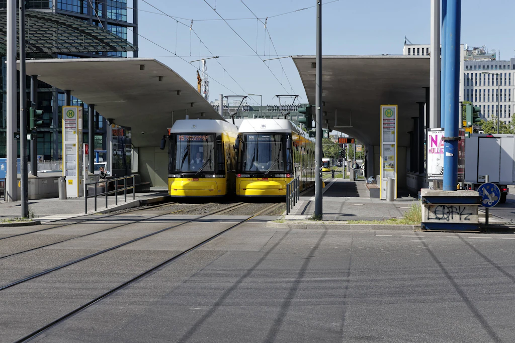 Tramvay insanlar kavradı – hayat için tehlike