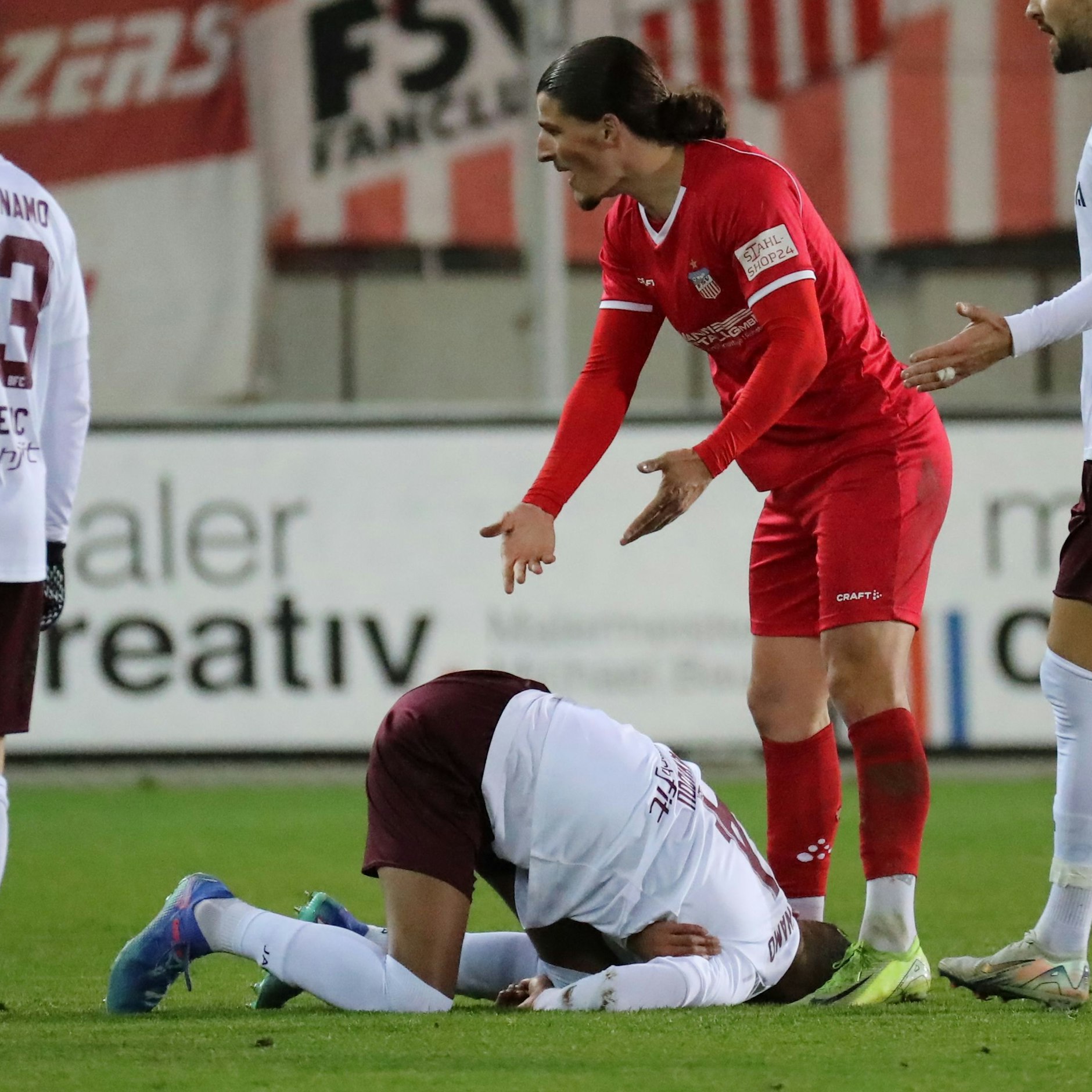 Beim Spiel Ende November in Zwickau kugelt sich Amri Amadou die Schulter aus.