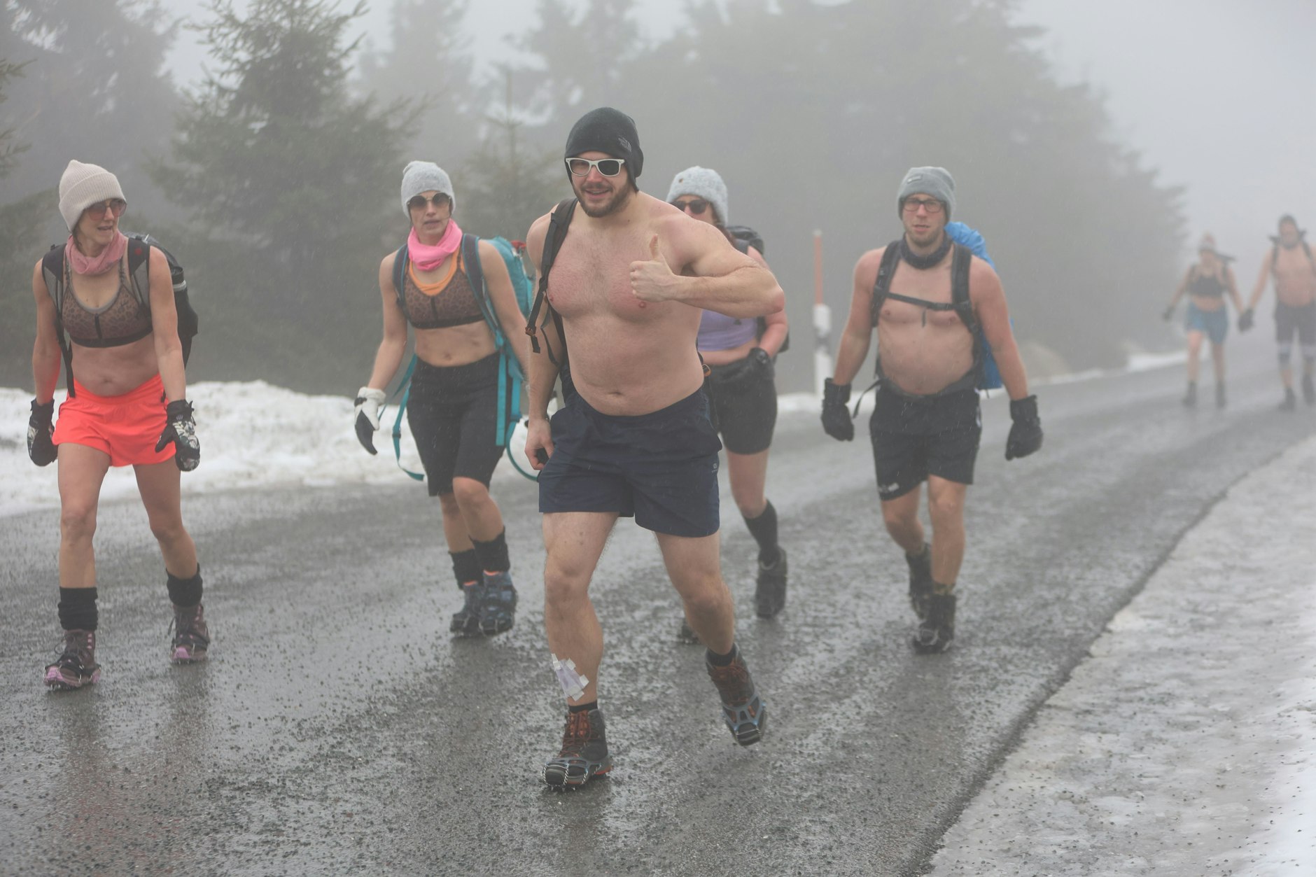 Am Freitag wird es auch im Harz wieder schneien. Bibbern aber zählt nicht. Vor wenigen Tagen hat auf dem Brocken eine Extremwandergruppe trainiert. Trotz Kälte ging es in kurzen Hosen und leicht bekleidet den Berg hoch. Ziel war es, seinen Körper an die Grenzen zu bringen.