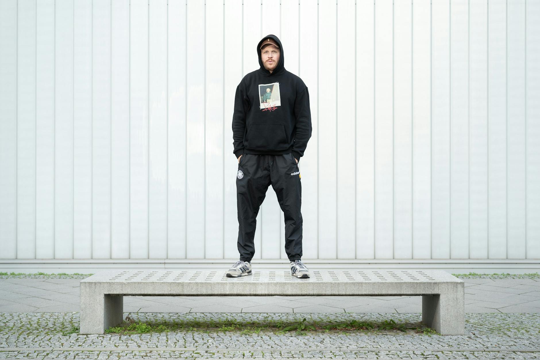 Rapper Finch aus Fürstenwalde lebt längst in Berlin. Hier posiert er vorm Gebäude von Universal Music in Friedrichshain.