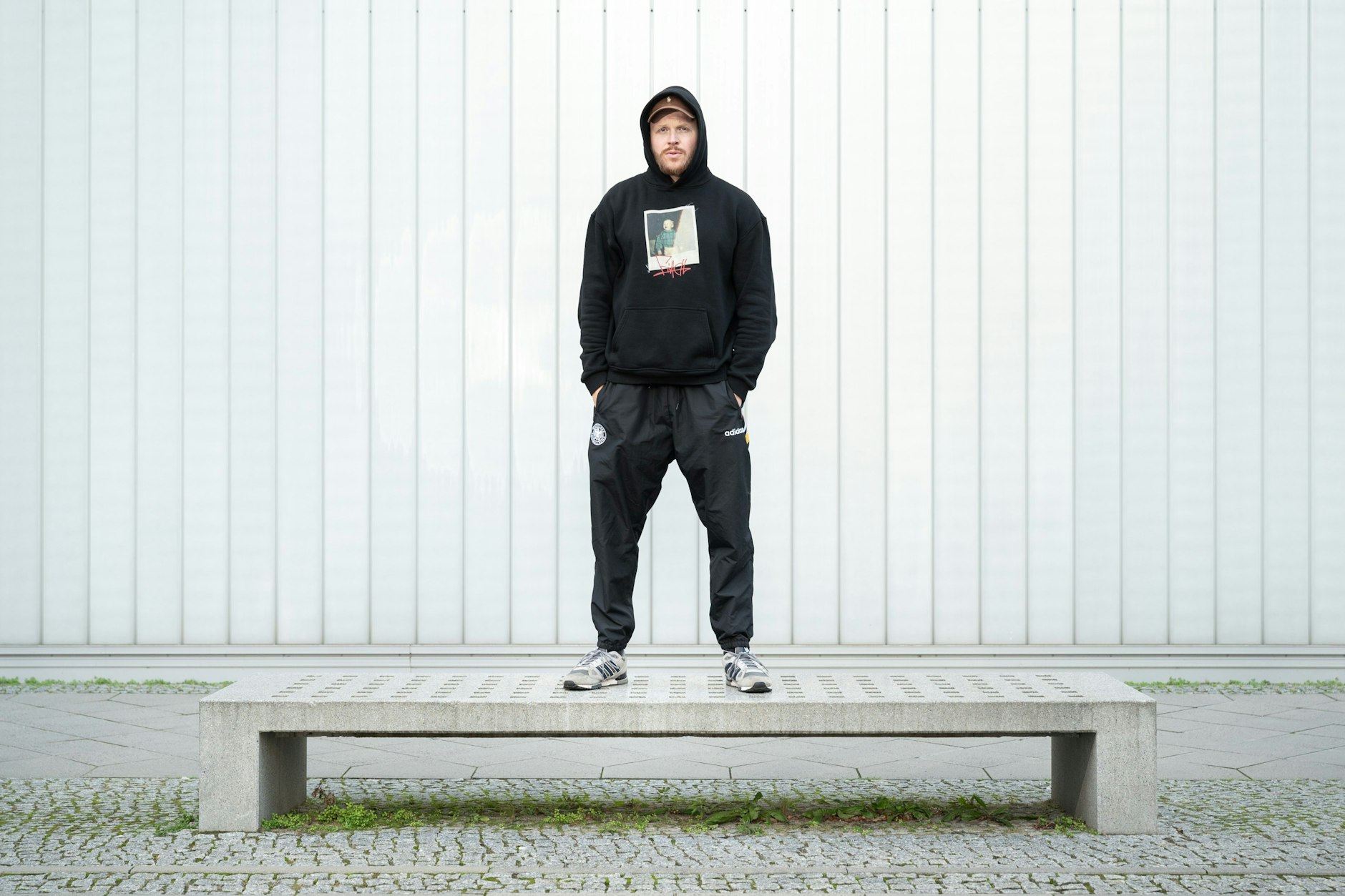 Rapper Finch aus Fürstenwalde lebt längst in Berlin. Hier posiert er vorm Gebäude von Universal Music in Friedrichshain.