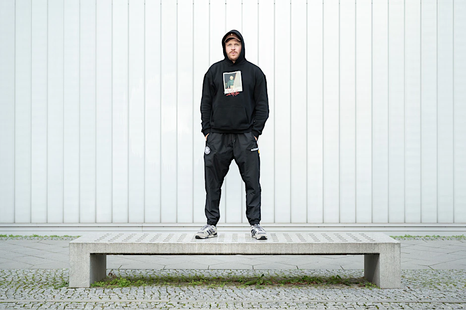 Rapper Finch aus Fürstenwalde lebt längst in Berlin. Hier posiert er vorm Gebäude von Universal Music in Friedrichshain.