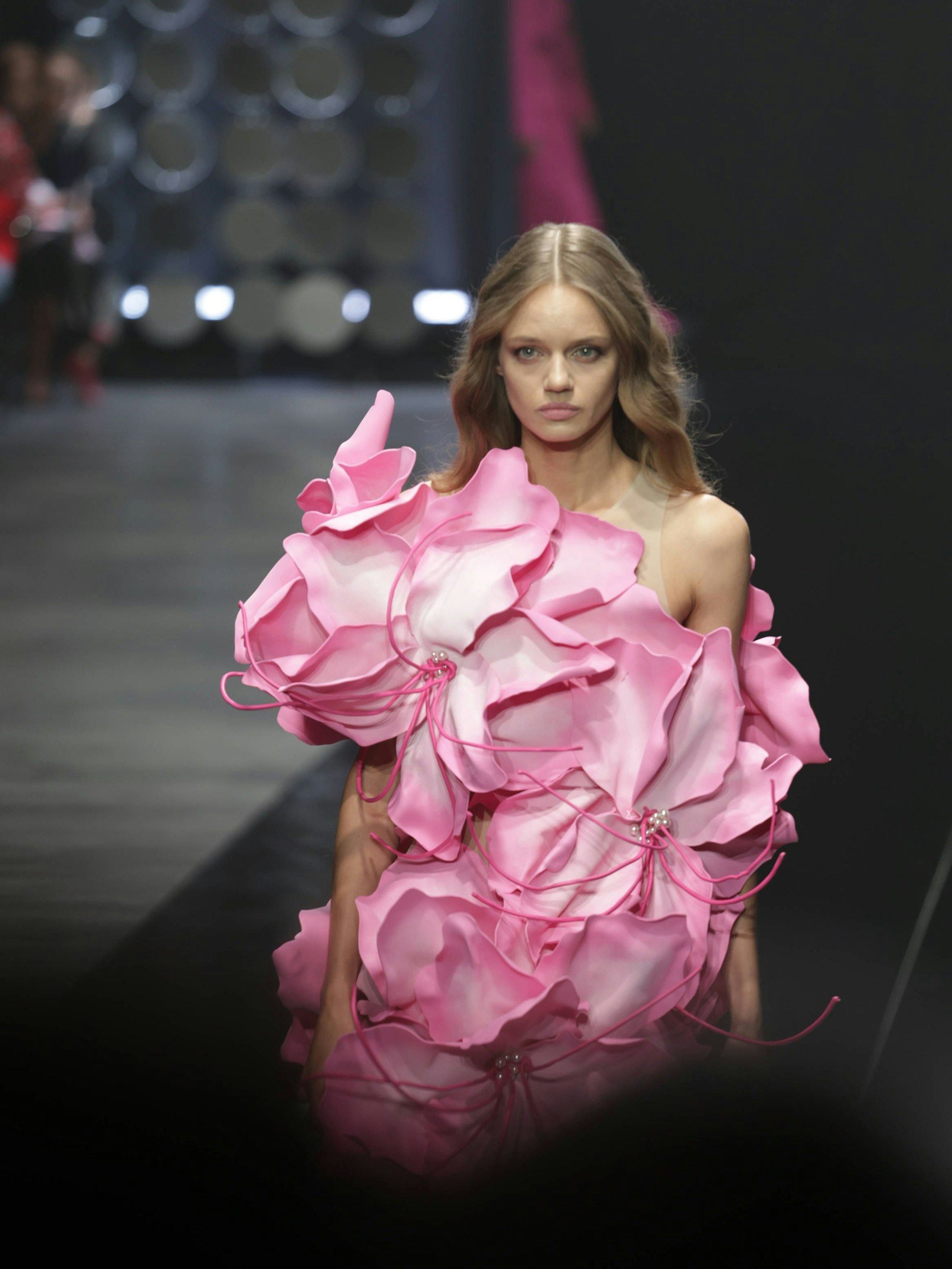 Kilian Kerners Fashionshow Shitstorm startete mit einem rosafarbenen Blumenkleid ...