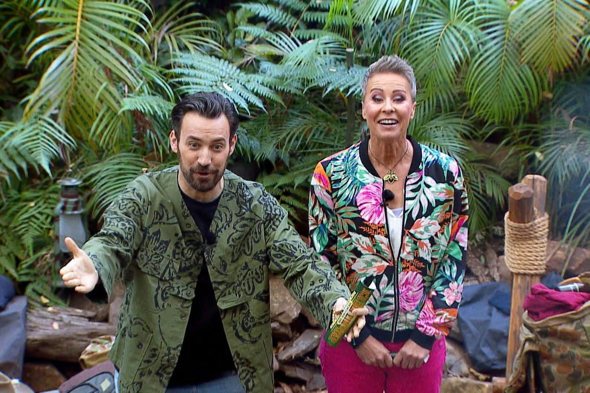Sonja Zietlow und Jan Köppen verkünden, wer das Dschungelcamp verlassen muss.