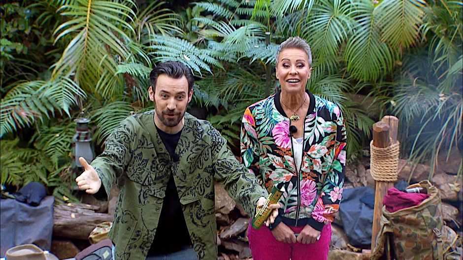 Sonja Zietlow und Jan Köppen verkünden, wer das Dschungelcamp verlassen muss.