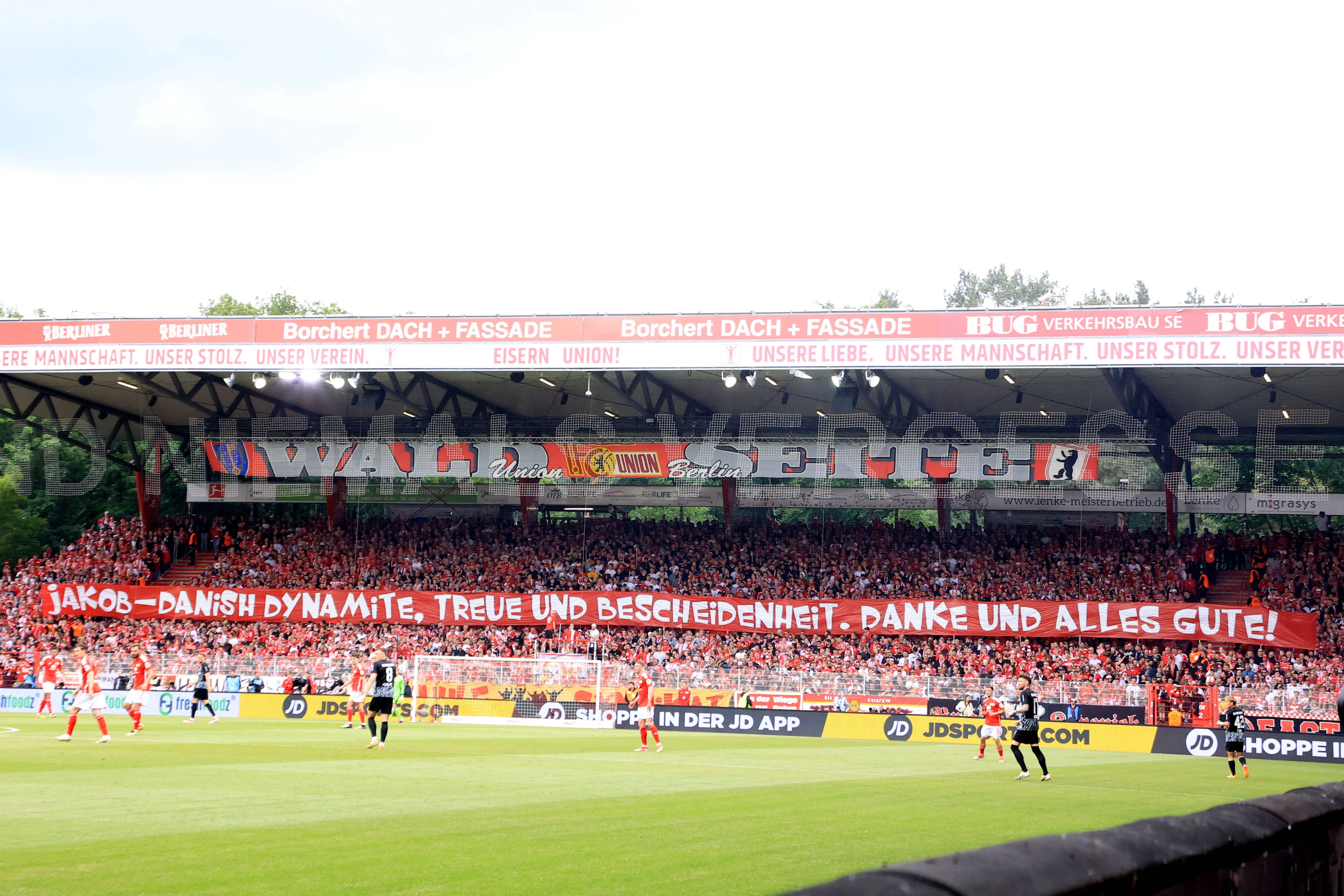 Legendär: Die Fans des 1. FC Union feiern Ersatztorhüter Jakob Busk im Alles-oder-Nichts-Spiel am letzten Spieltag gegen den SC Freiburg für seine Treue.