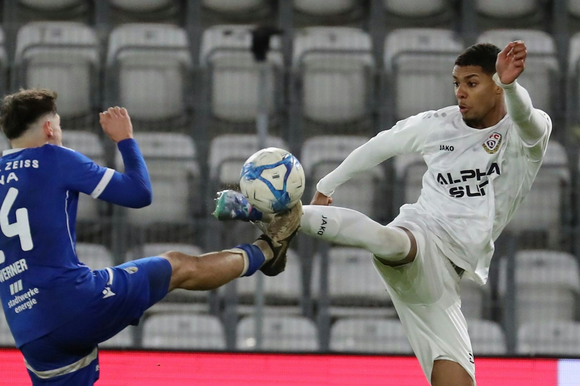 Hoch das Bein: Amiro Amadou (r.) kann das ein bisschen besser als Jenas Jannes Werner.
