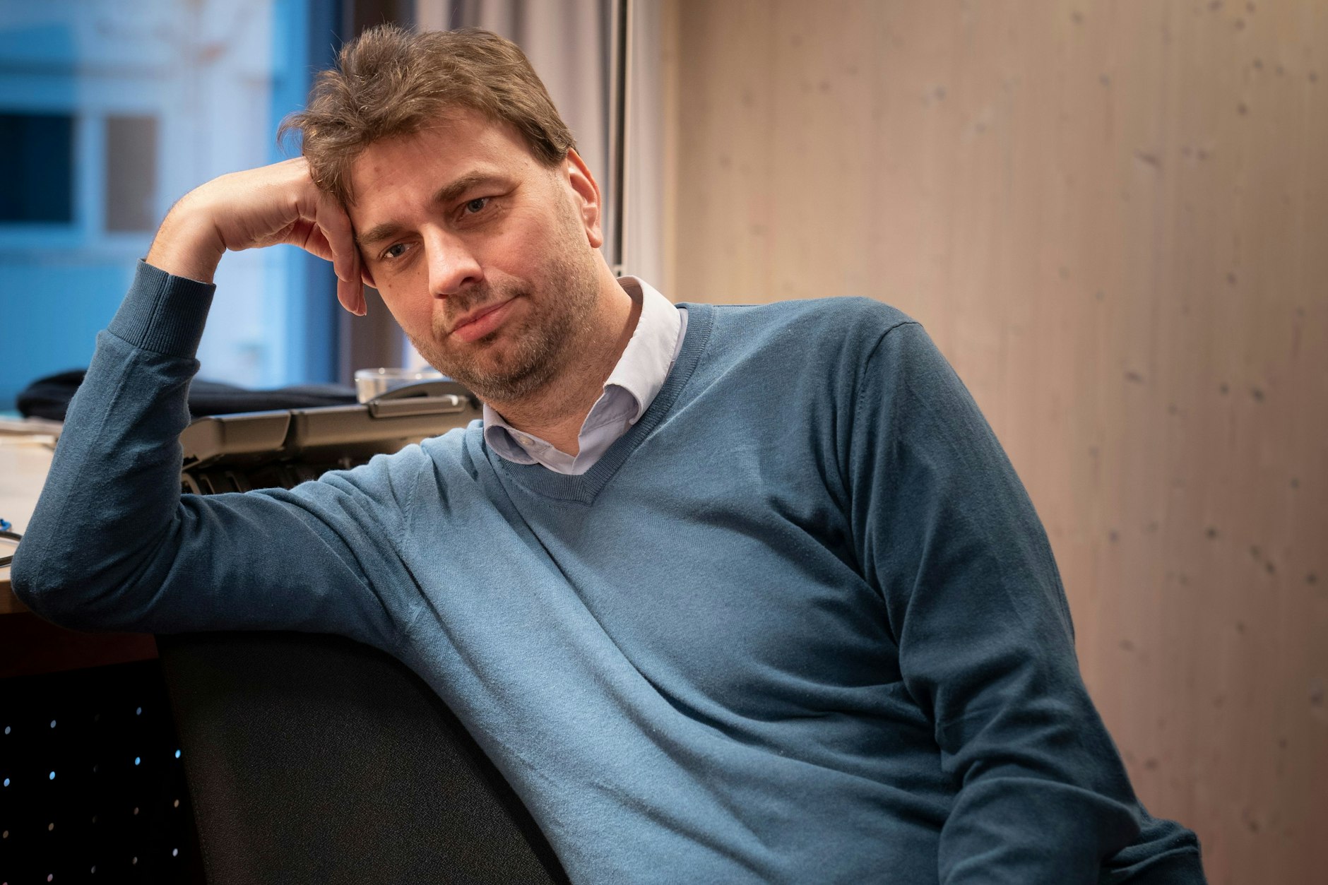 Januar 2025, Berlin, Bundestag der MdB der Grünen Stefan Gelbhaar in seinem Büro, im Gespräch mit Niklas Liebetrau