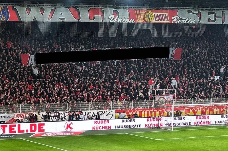 Freiwillige Selbstkontrolle der Berliner Zeitung: das wunderbar doppeldeutige Banner der Union-Fans – geschwärzt
