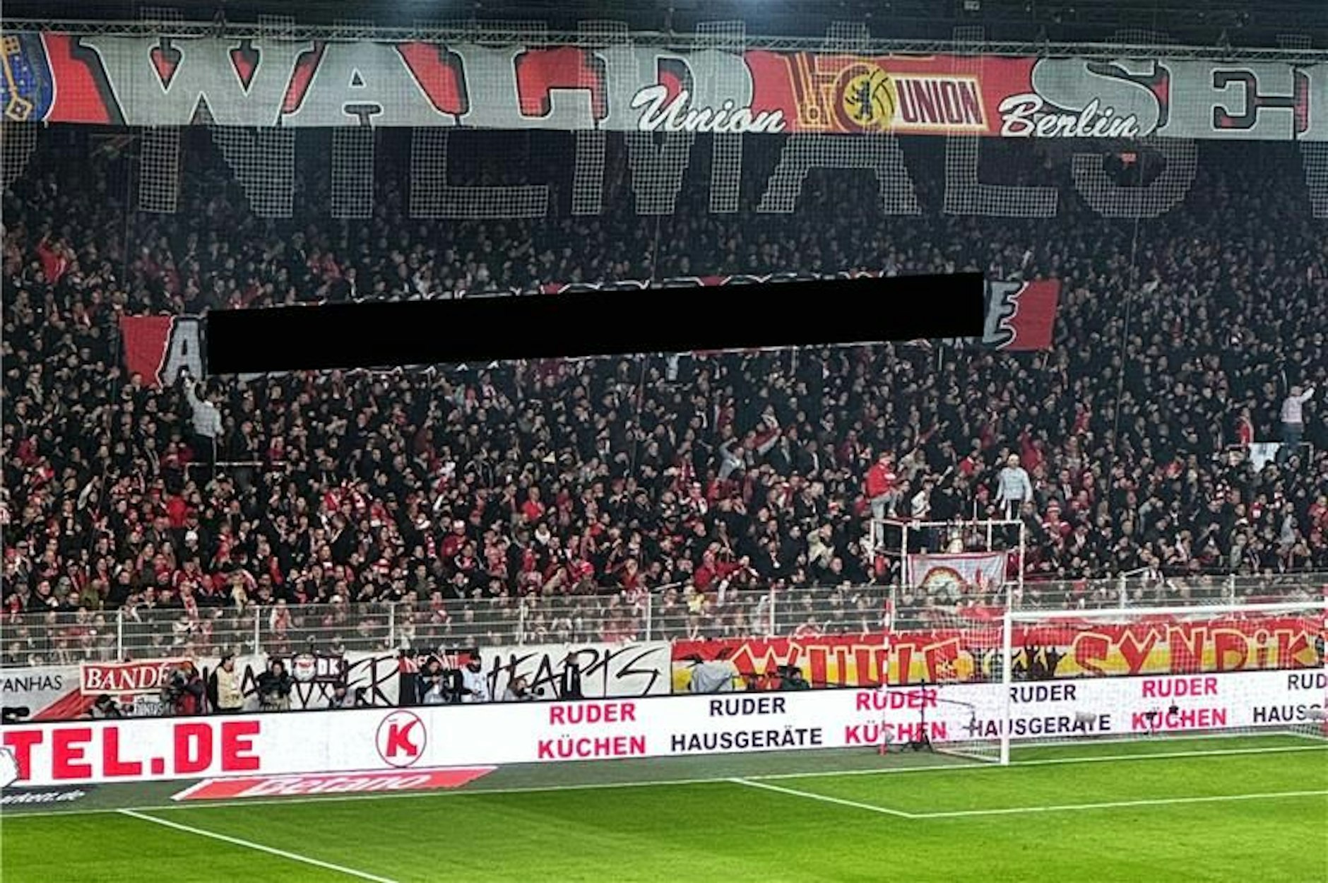 Freiwillige Selbstkontrolle der Berliner Zeitung: das wunderbar doppeldeutige Banner der Union-Fans – geschwärzt