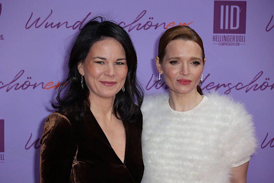 Bundesaußenministerin Annalena Baerbock mit Karoline Herfurth bei der Weltpremiere von Wunderschöner in Berlin.
