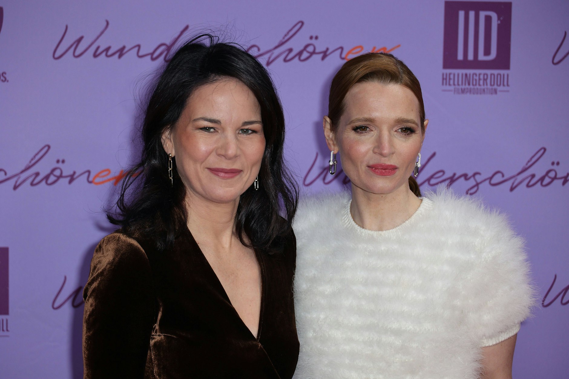 Bundesaußenministerin Annalena Baerbock mit Karoline Herfurth bei der Weltpremiere von Wunderschöner in Berlin.