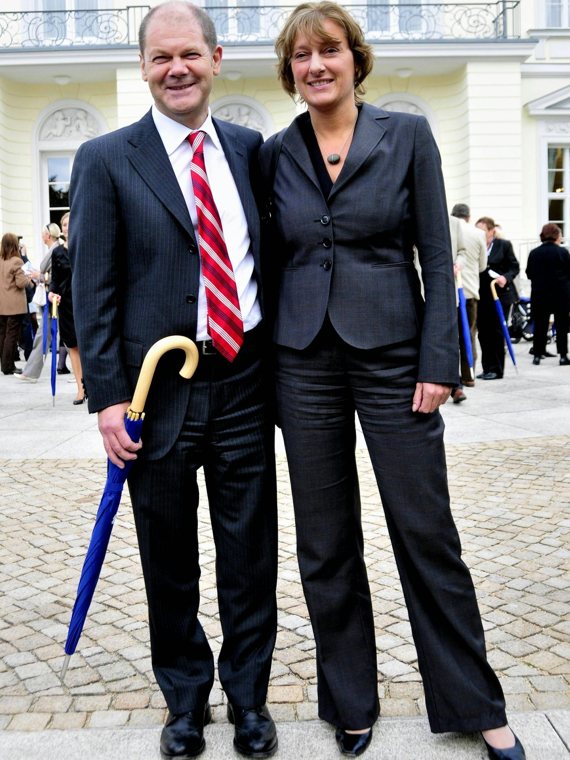 Olaf Scholz und Britta Ernst 2009 beim Sommerfest des Bundespräsidenten im Schloss Bellevue in Berlin.