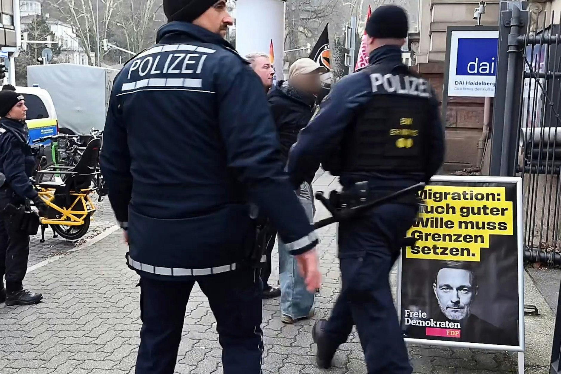 Polizisten nehmen bei einer Wahlkampfveranstaltung der FDP mit dem FDP-Bundesvorsitzenden Lindner einen Mann (Mitte r) in Gewahrsam.