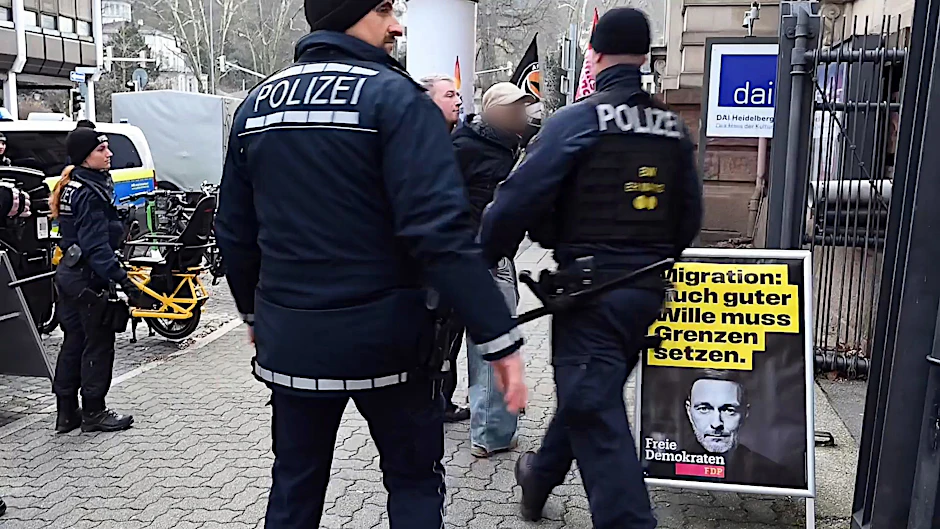 Polizisten nehmen bei einer Wahlkampfveranstaltung der FDP mit dem FDP-Bundesvorsitzenden Lindner einen Mann (Mitte r) in Gewahrsam.