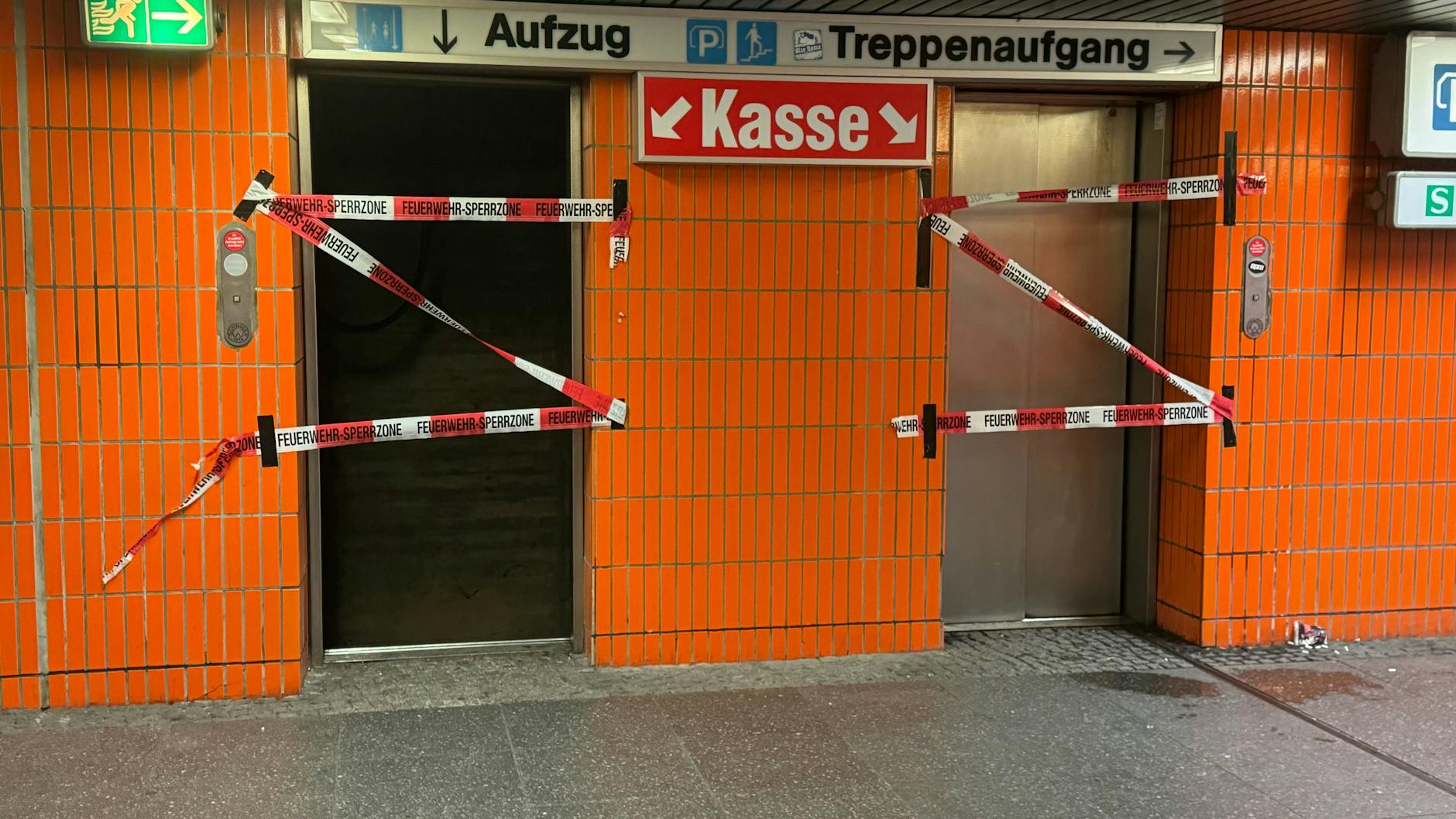 Absperrbänder der Feuerwehr hängen an den Aufzügen nach dem Brand im ICC.