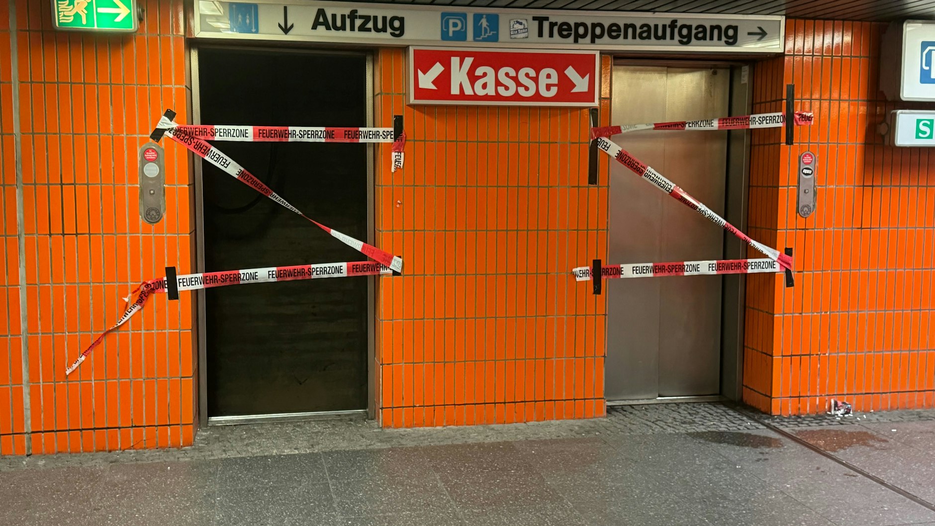 Absperrbänder der Feuerwehr hängen an den Aufzügen nach dem Brand im ICC.