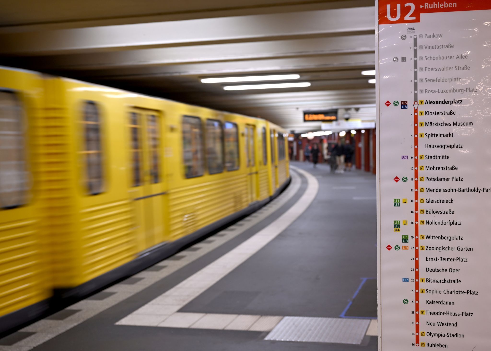 Irre! U-Bahn-Piraten zwingen U2-Passagiere im Tunnel zum Aussteigen