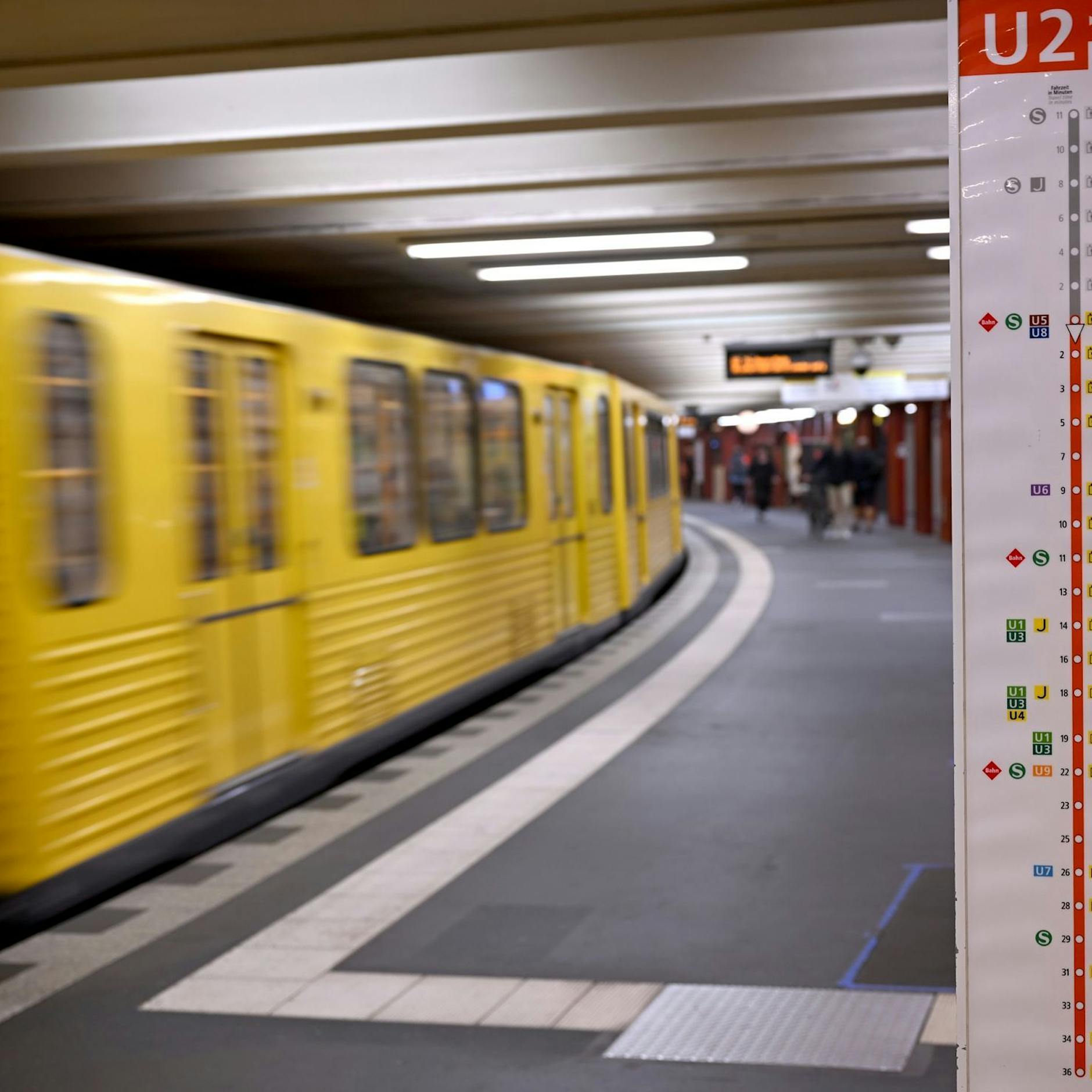 Irre! U-Bahn-Piraten zwingen U2-Passagiere im Tunnel zum Aussteigen