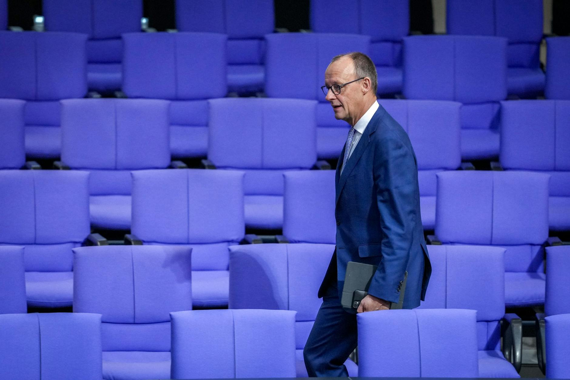 Friedrich Merz, CDU-Bundesvorsitzender und Unionsfraktionsvorsitzender, kommt ins Plenum des Bundestags im Reichstagsgebäude zu Beginn der Sitzung.