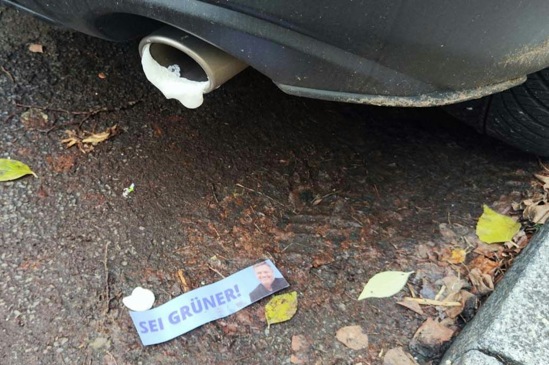 Tatort Berlin-Niederschöneweide: Auch in den Auspuff diesen Autos wurde Bauschaum gesprüht.