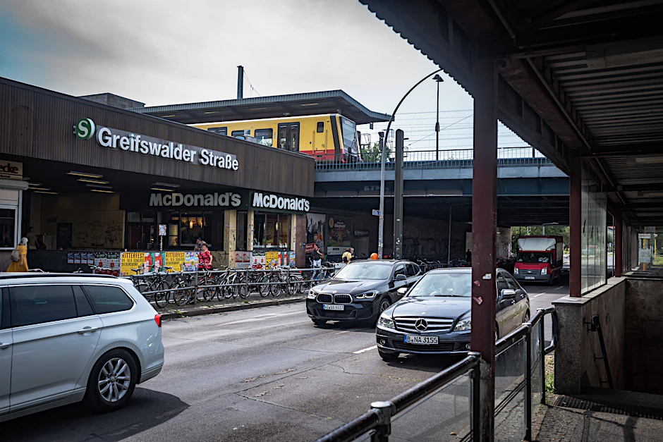 Der S-Bahnhof Greifswalder Straße sollte schon längst umgebaut werden.