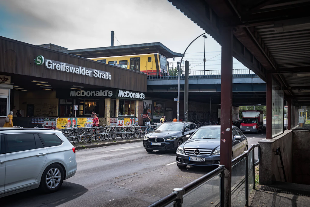 Stillstand statt Umbau: Chaos am S-Bahnhof Greifswalder Straße geht weiter