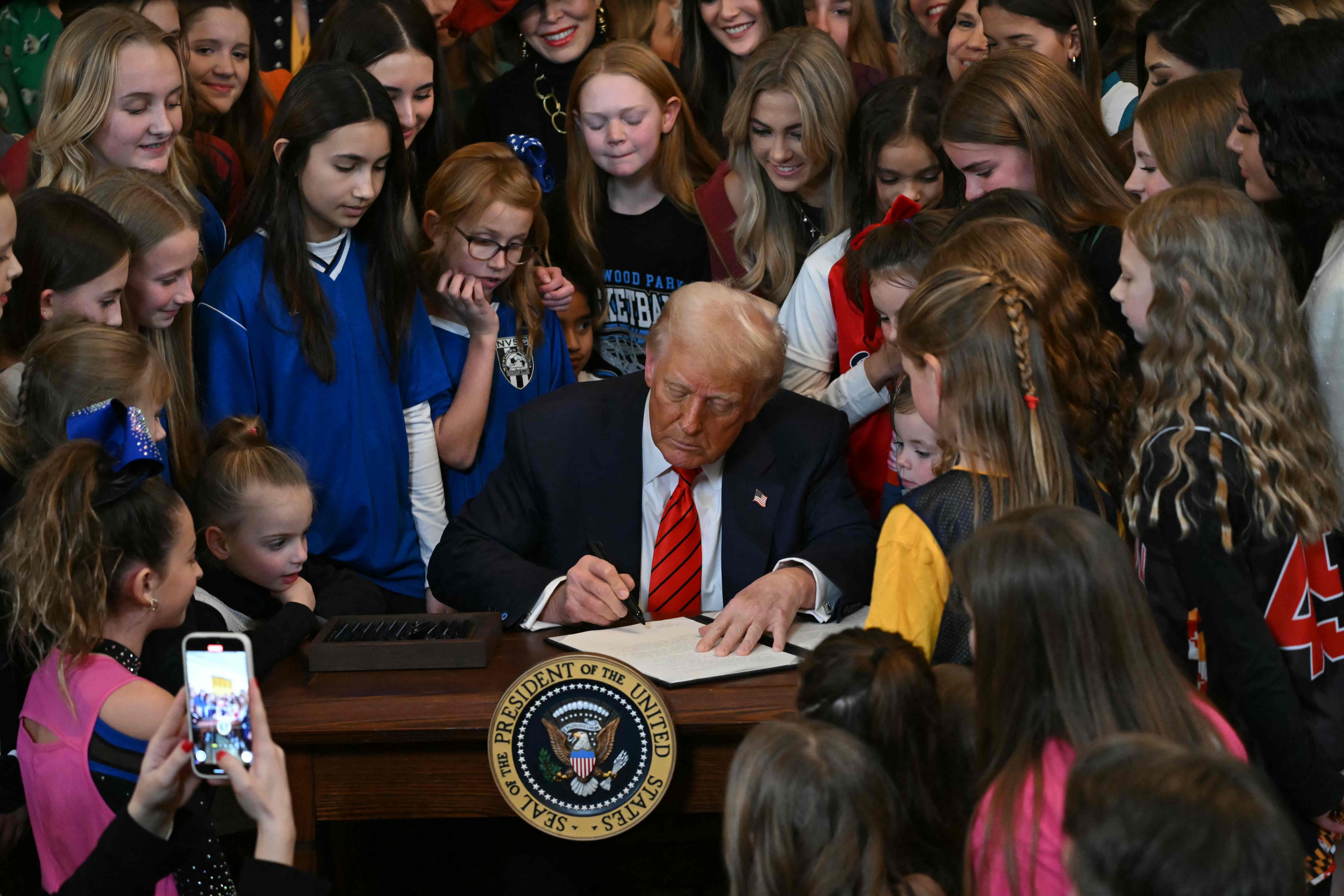 Donald Trump unterzeichnet Dekret „Männer vom Frauensport fernhalten“