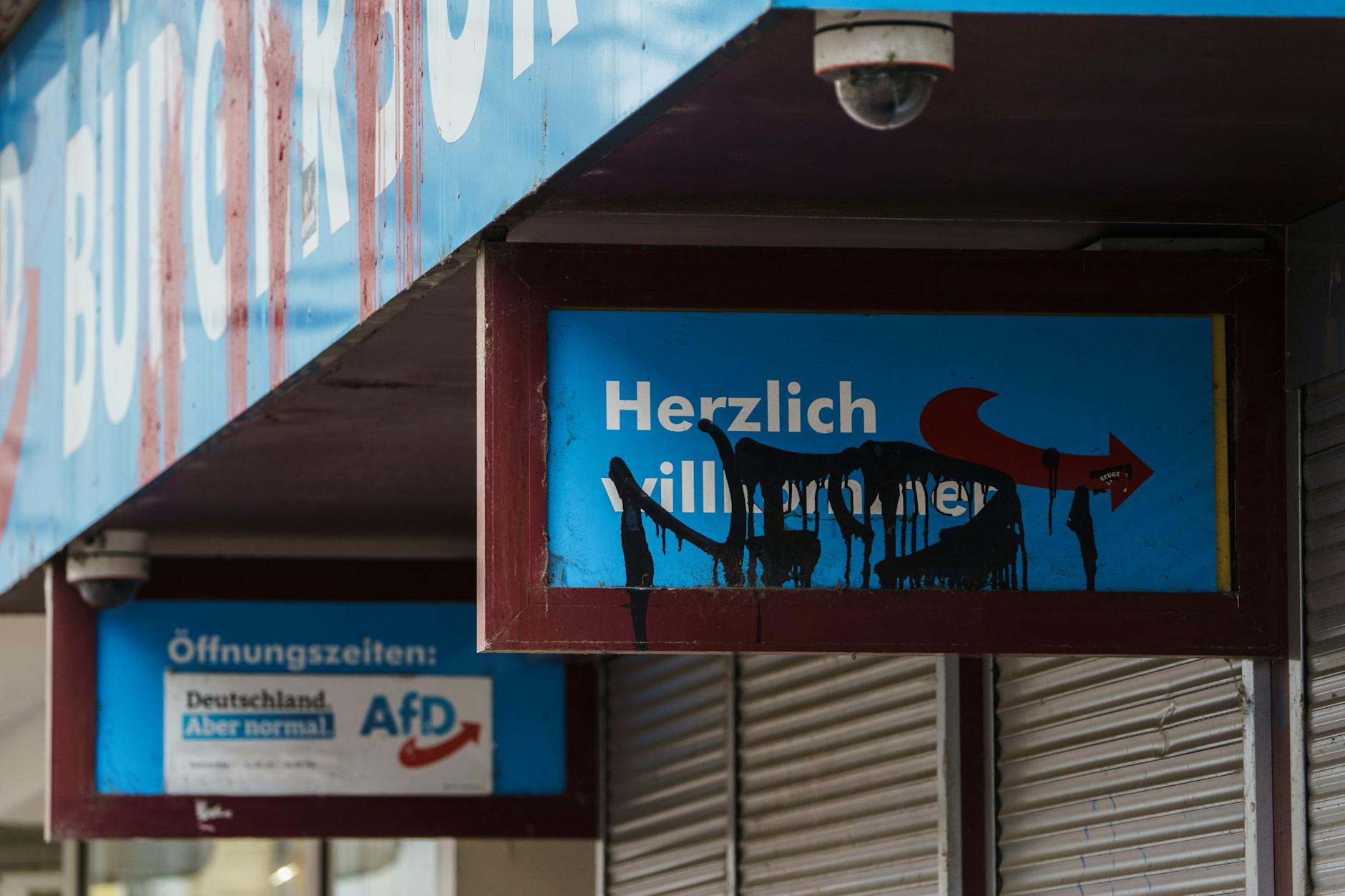 Ein mit Farbe beschmiertes Büro der AfD.