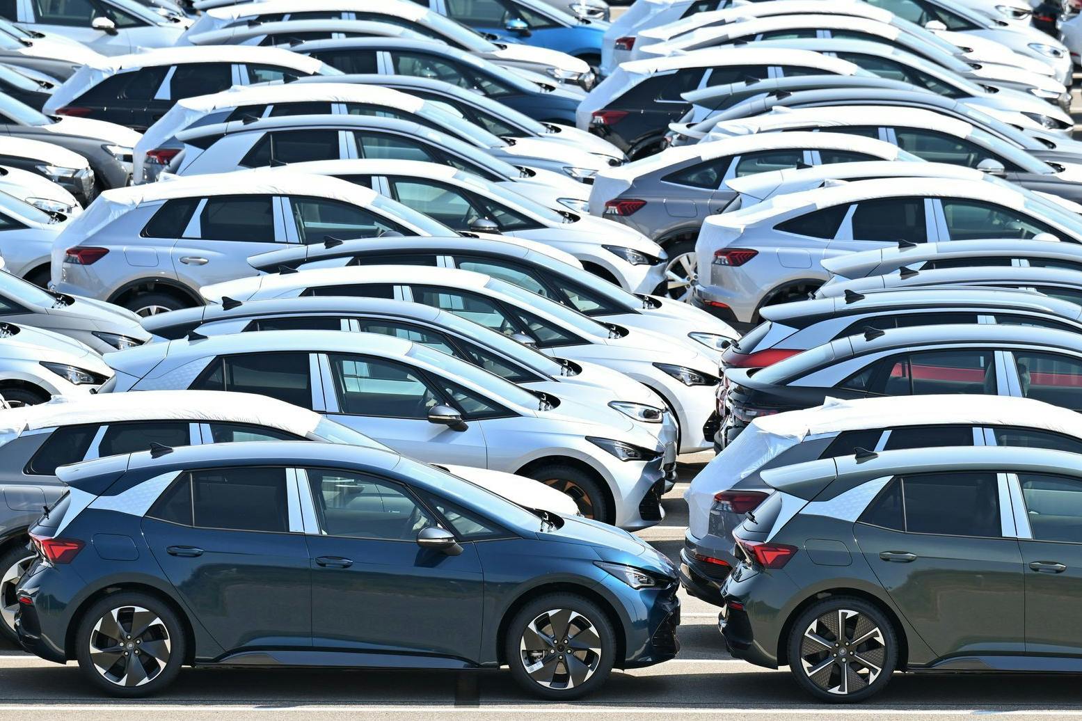 Neue Elektroautos der verschiedenen VW-Konzernmarken parken auf einem Platz im Volkswagen-Werk in Zwickau.