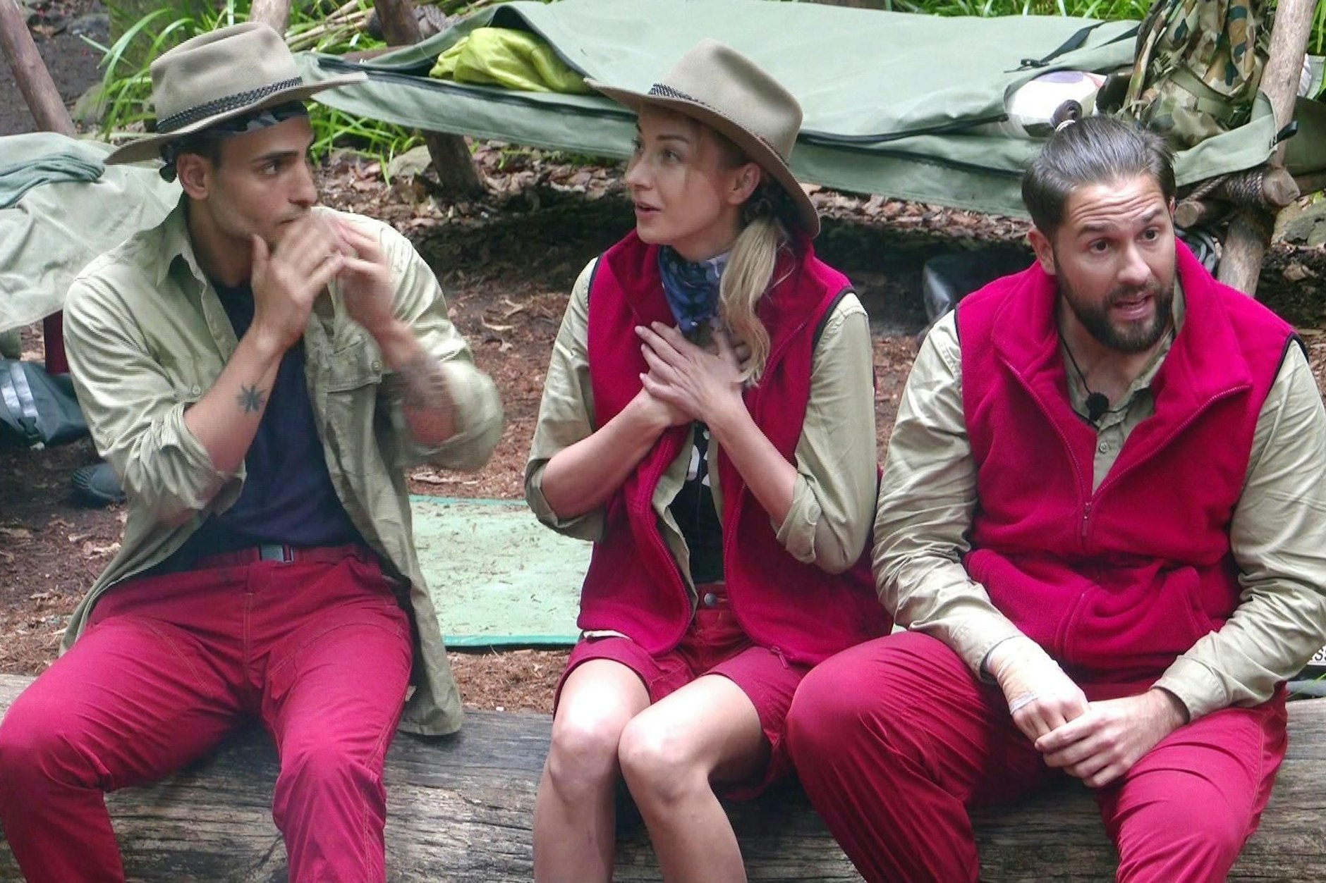 Wenn im Dschungelcamp die Entscheidung verkündet wird, reagieren die Camper überrascht.