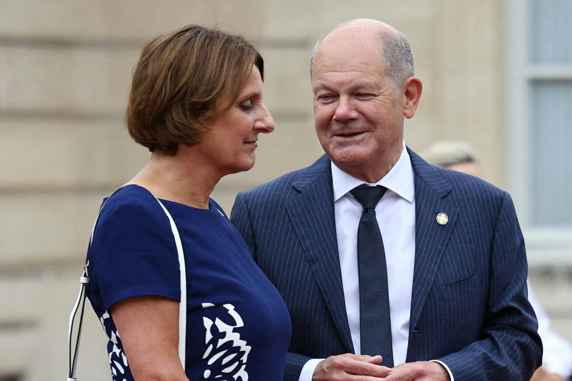Bundeskanzler Olaf Scholz mit seiner Frau Britta Ernst vergangenes Jahr beim Staatsbesuch in Paris.