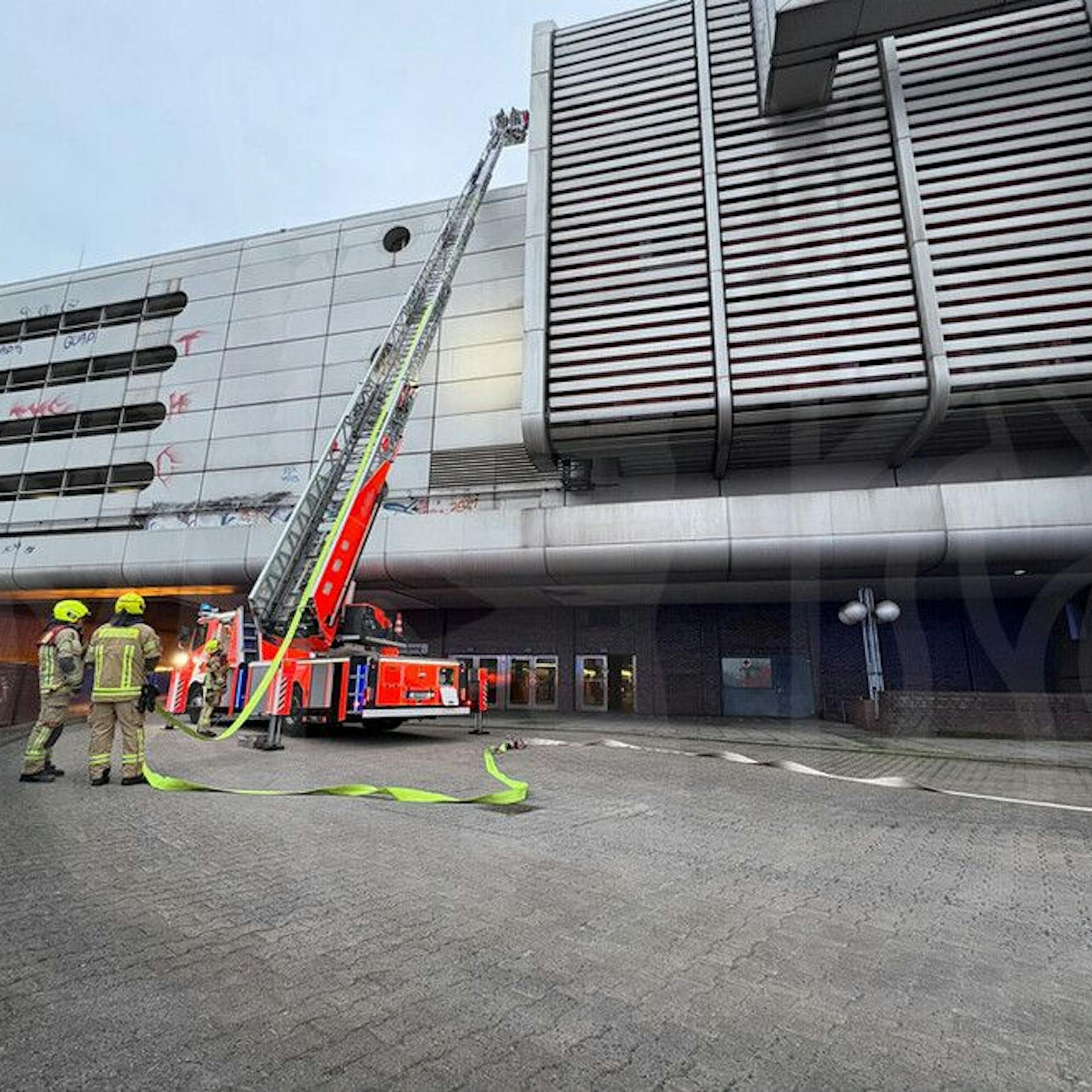 Sollte Verbrechen vertuscht werden? Tote Frau nach Feuer im Berliner ICC