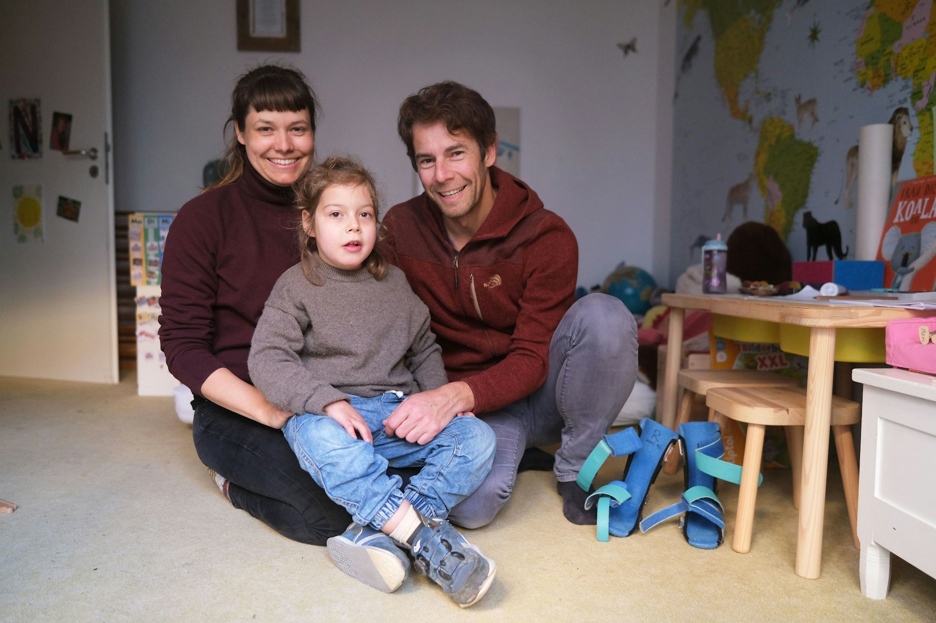 Noemi (6) mit ihrer Mutter Maxine Silvestrov und Vater Clemens Müller.