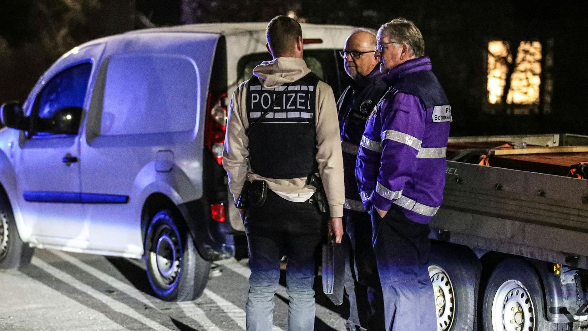 Ermittler der Mordkommission vor dem Haus in Villingen-Schwenningen, in dem die Leichen gefunden wurden.
