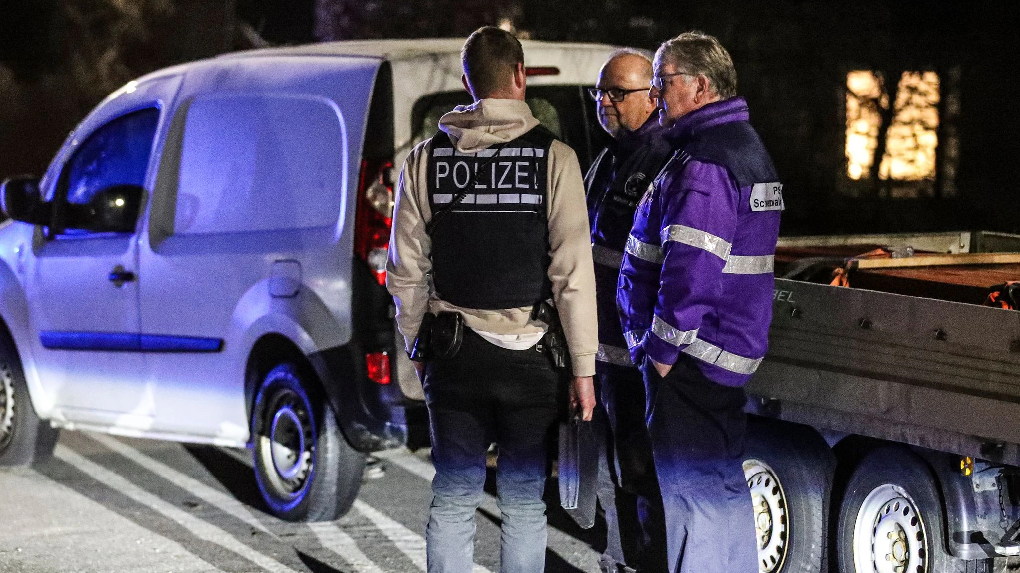 Ermittler der Mordkommission vor dem Haus in Villingen-Schwenningen, in dem die Leichen gefunden wurden.