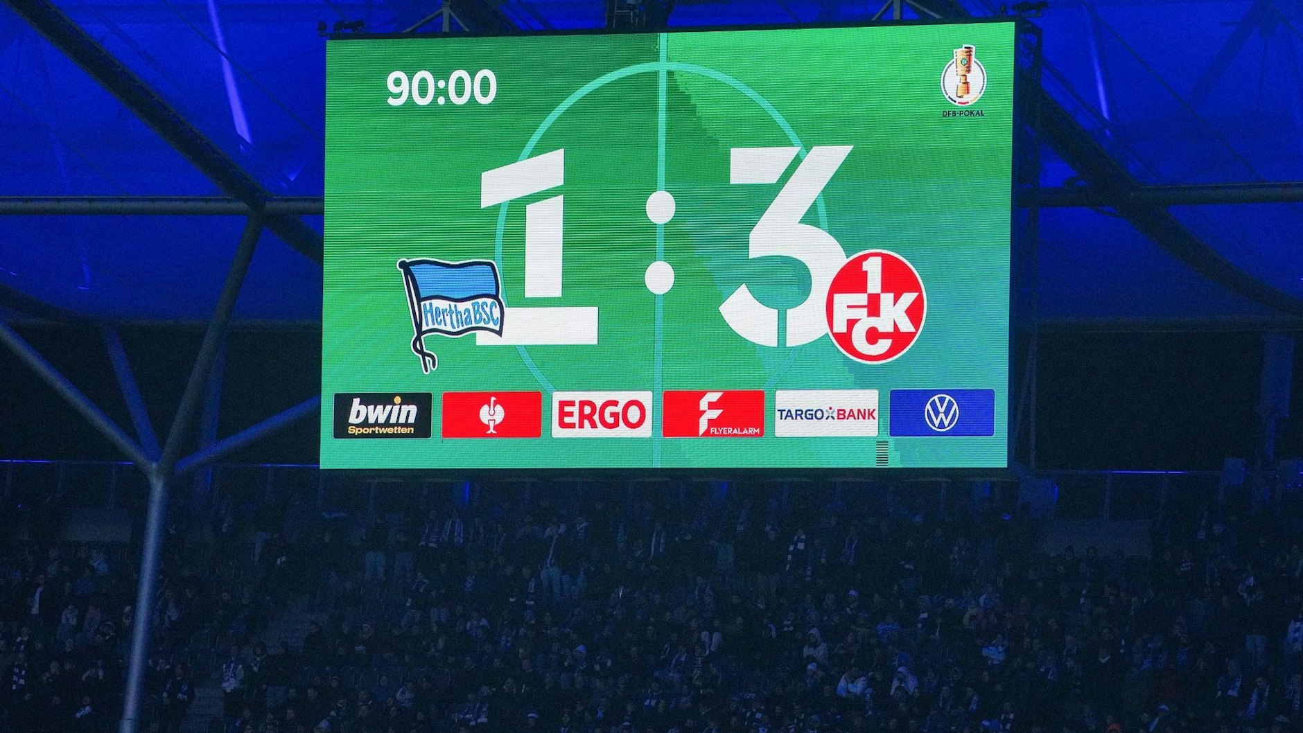 Die Anzeigetafel verkündet das Ende eines Traums. Hertha BSC ist nach der 1:3-Niederlage gegen den 1. FC Kaiserslautern im DFB-Pokal ausgeschieden.