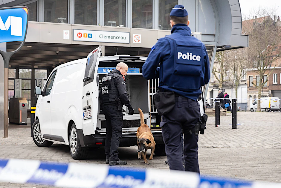 Die Polizei setzte bei der Suche nach den bewaffneten Männern Spürhund ein.